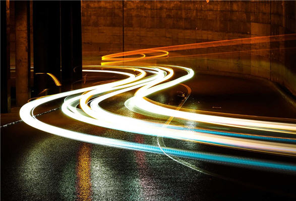 Lumière de phares dans un tunnel