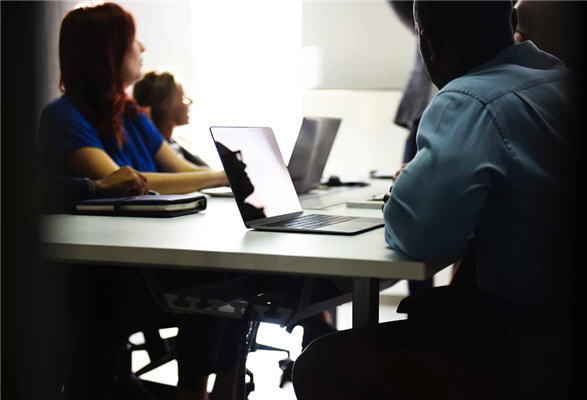 Groupe de travail devant des ordinateurs